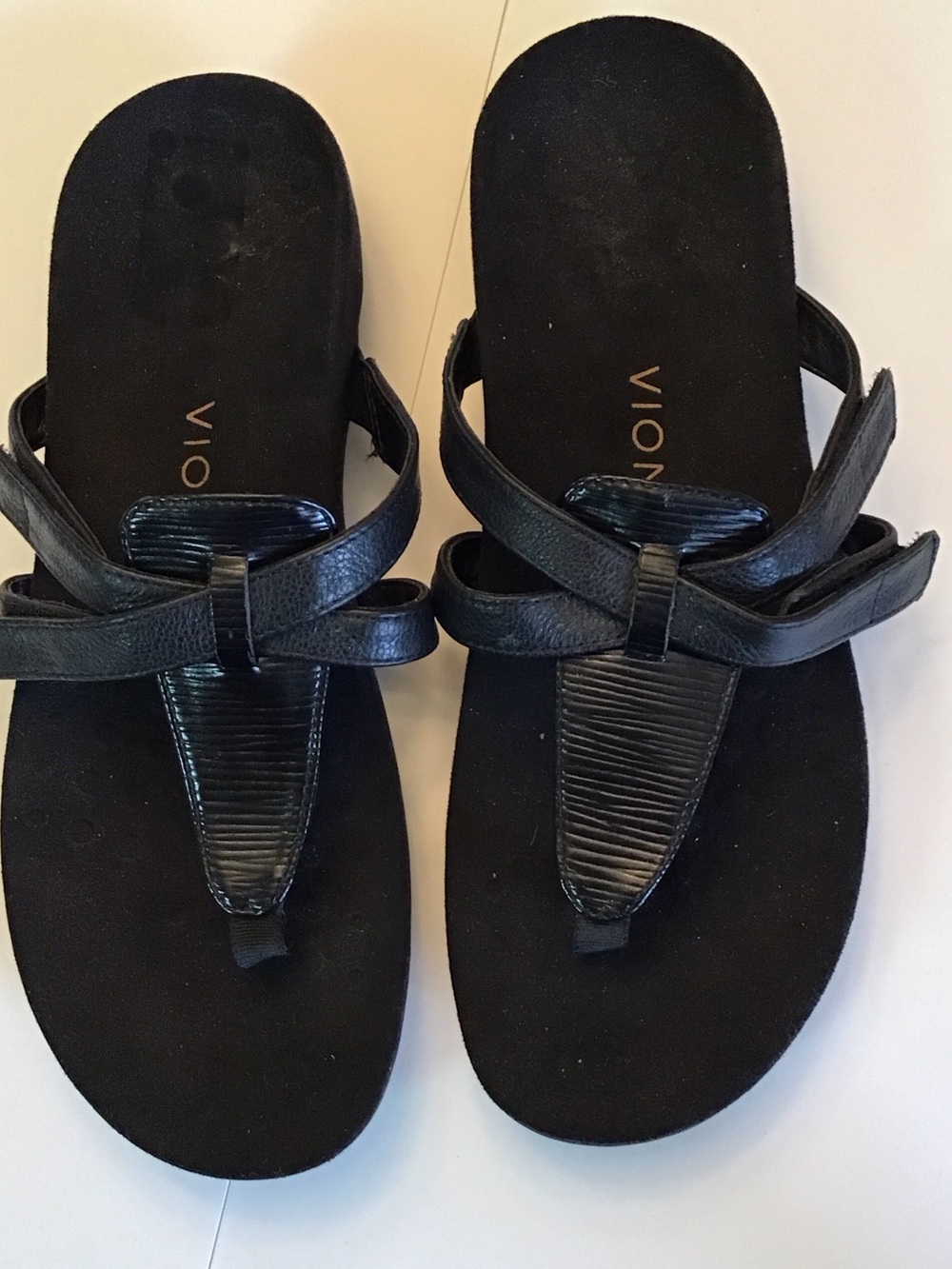 Vionic Black Strappy Leather Thong Sandals